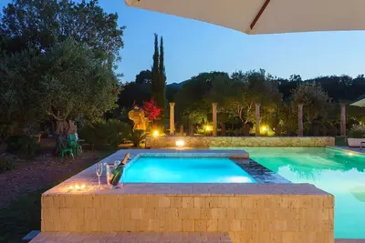 My Rental Homes | Villa Serafino with luxurius garden, private pool and Jacuzzi bath
