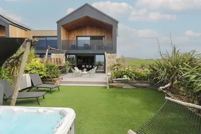 Sea The View, pet friendly, with hot tub in Sennen