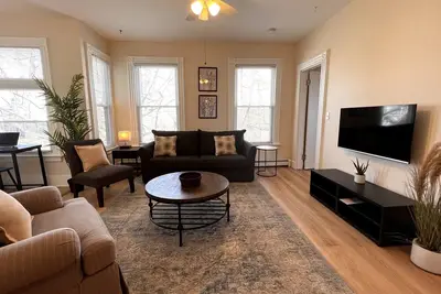 Image de B2-2-Gorgeous-Shiny 4 Br-2 Full Bath