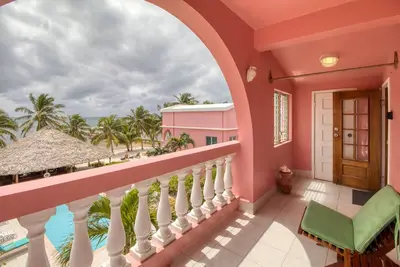 Image de Ocean-view 3rd-floor condo with outdoor pool, dock, grill, balcony, beach access