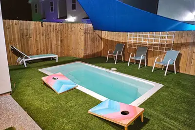 Image de Colorful townhome with private pool, W/D, patio, kitchen, & beach gear