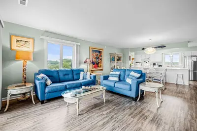 Image de Condo in Oceanfront Complex with lovely partial ocean views.