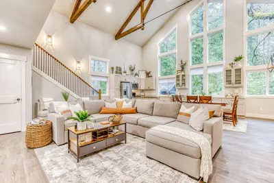 Image de Inviting home with fireplace, sauna, full kitchen, & W/D