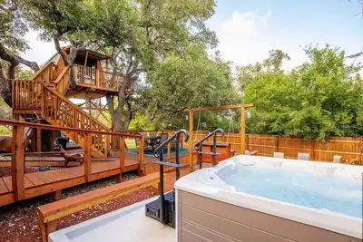 Image de Majestic Treehouse, Backyard Oasis, Hot Tub, Decks, Firepit, Grill, Guadalupe River Tubing Basecamp