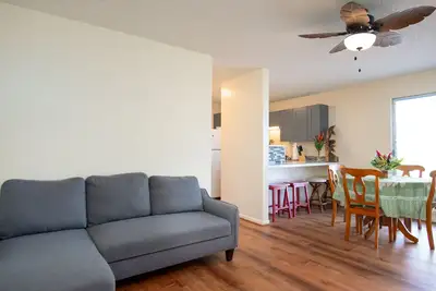 Image de 3rd-floor downtown Hilo condo with great location near the bay, W/D, cable, & Ac