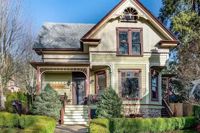 Image de Large group in Eugene, Exquisite Historic Landmark 11Bedroom, 4. 1ba, New Hot tub