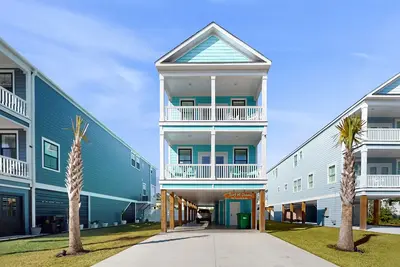 Image de Water view retreat with saltwater pool, grill, scenic balconies, elevator, & Ac