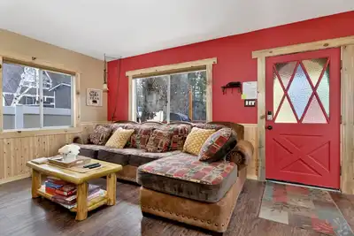Image de Emma's Cottage Retreat w/ Foosball + Game Console