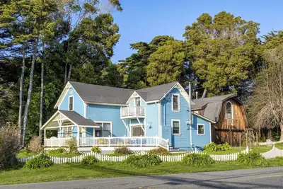 Image de Annie`s Beach House - A historic and cozy rental just minutes away from the beach!