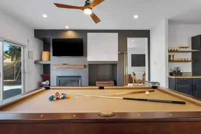 Image de Refined 5br Vegas Home w/ Pool, Spa, & Pool Table