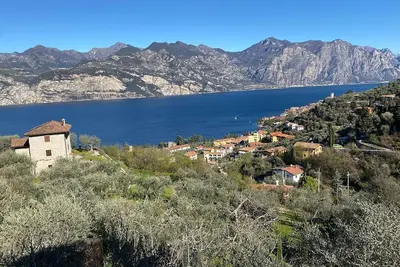 Image de Appartement \"Olive Grove House\" avec vue sur lac, terrasse privée et jardin partagé