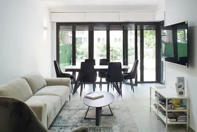 Image de 2 Br next to Old City with Patio by FeelHome
