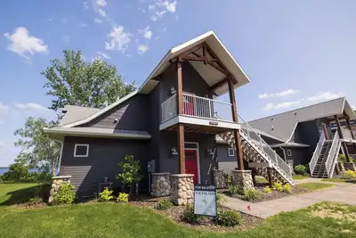 Image de 2br/2ba Lakeside w/Fireplace - Beach is Right Outside Your Door