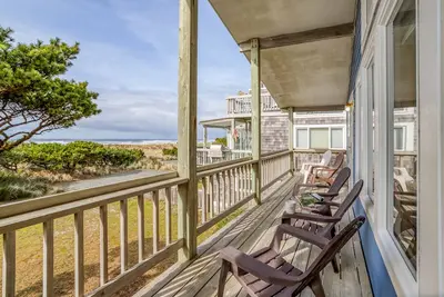 Image de Large Oceanfront Pet Friendly Home with Double Decks and Two Living Spaces!