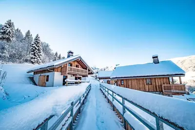 Image de Chalet, Rez-de-chaussée, vue montagne, terrasse, balcon, cheminée ou poêle à bois, télévision