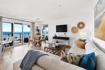 Image de Modern Oceanfront Cove Condo Only Steps from La Jolla Beach