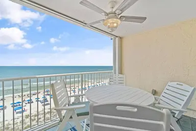 Image de Updated Beachfront Retreat | Castaways 7b w/ Pool, Balcony + Prime Location