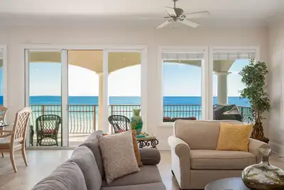 Image de Gulf Front, Pool, Hot Tub- 2 Kitchens - Gated Community in Destiny by the Sea