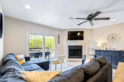 Image de Dog-friendly townhome with private deck, charming interior, washer/dryer & Ac