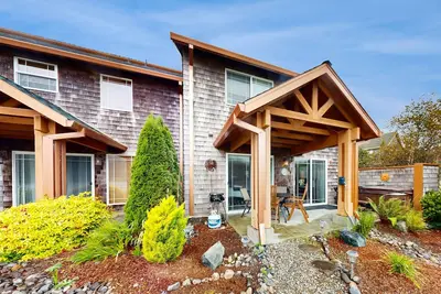 Image de Beautiful lake-view home with hot tub, kayaks, & bike- two blocks to beach