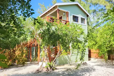 Image de Scenic retreat on the beach with a balcony - pool, grill, dock, and canoe access