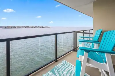 Bayfront Condo with Great Views, Sunsets and Pool