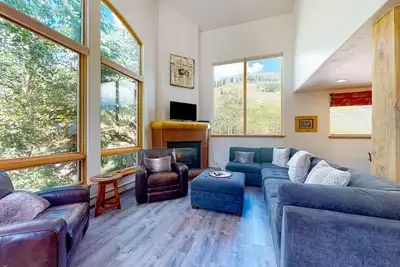 Image de Spacious, remodeled townhome with stunning mountain view, deck & fireplace