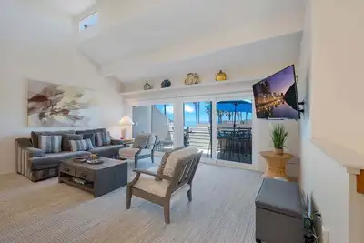 Image de Tranquil Coastal Living | Oceanview Seabluffe Beachfront Townhouse