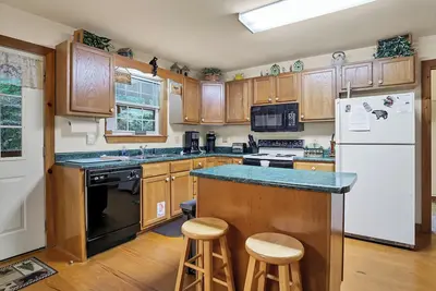 Image de Clean One Bedroom plus Loft Bedroom Two Bath Cottage with Wi-Fi & Pool Access.