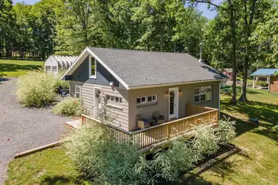 Image de New! Ballers' Bungalow: Lake Area, Hot Tub, Fire Pit!