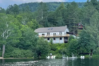 Image de Lakeside Lodge- Wraparound Deck & Private Sandy Beach with Floating Dock
