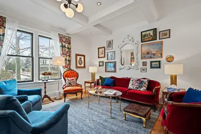 Image de La Bella Rosa, Queen Street is your backyard!