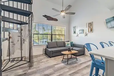 Image de Boardwalk Bungalow - Johns Pass & Beach Just Steps Away