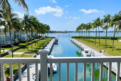 Image de Isla Marlin 28: Palm lined luxury villa w\/dockage and sunset views