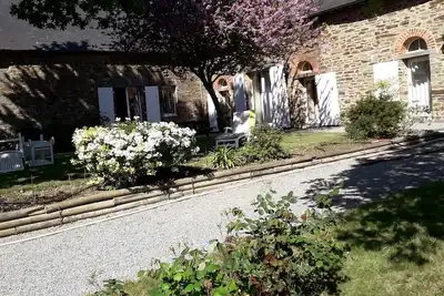 Image de Grande maison campagne dans corps de ferme en pierres