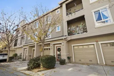 Image de Newly Remodeled Townhouse Communication Hill