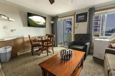 Image de Ml 106 - Your inviting summer oasis with lift views! Next to bike trails!