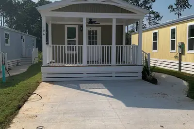 Image de Short drive to the beautiful 30-A beaches! ! \nCozy Riverwalk Landing Cottage 9-I
