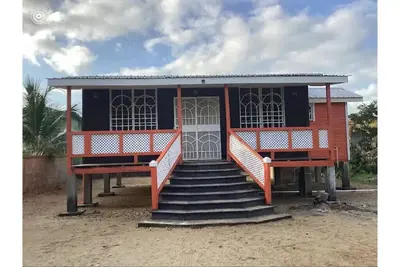 Image de Zuri Joi’s: 2 Br home w\/Ac, WiFi, parking @airstrip