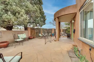 Image de Albuquerque Home w\/ Patio < 1 Mile to Nob Hill!