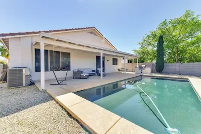 Image de Pool, Patio & Grill: San Tan Valley Escape!