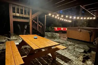 Image de A cheerful cabin in the serenity of the mountains