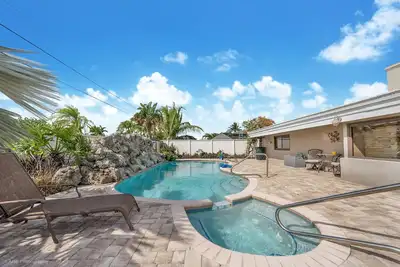 Image de Spacious 3 Bedroom House with Pool & Jacuzzi in Lighthouse Point