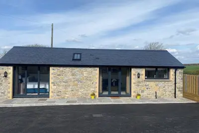 Image de The Cwtch, pet friendly, with hot tub in St Brides Major