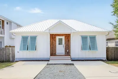 Image de Beach Cottage, Walk to Beach, Sleeps 6, Dogs Ok!