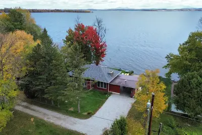 Image de Lakefront Cottage: Amazing Mountain Views Directly on Lake Champlain