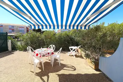 Image de 2 pièces confortable grande terrasse piscine