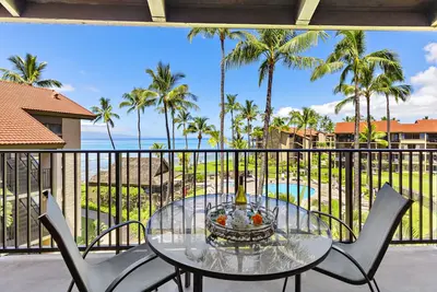 Ocean view 3bd condo with tropical vibes and A/C