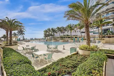 Image de Beachfront condo