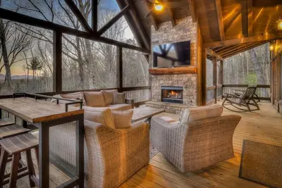 Image de Living and Living Well - Mountain Modern Decor | Hot Tub | Gorgeous Mountain Views